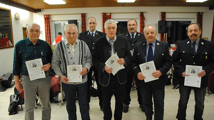 Langjährige Mitglieder des Feuerwehrvereins Riedenberg erhielten am Josefstag eine Vereinsehrung (vorne, von links) Otmar Hergenröder, Edmund Statt (beide 60 Jahre Vereinszugehörigkeit) Kurt Hildmann, Bernhard Dorn (beide 50 Jahre) sowie Hans Schneider (40 Jahre). Foto: Evelyn Schneider