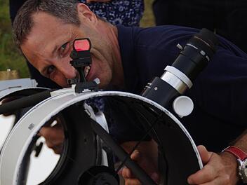 Matthias Steinert ist leidenschaftlicher Hobby-Astronom. Am Samstag durften Neugierige mit ihm und seinen Kollegen vom Astrostammtisch den Himmel beobachten. Foto: Marco Meißner