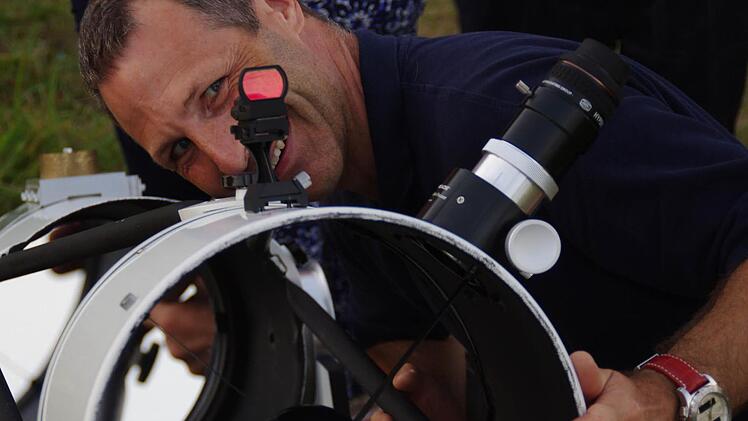 Matthias Steinert ist leidenschaftlicher Hobby-Astronom. Am Samstag durften Neugierige mit ihm und seinen Kollegen vom Astrostammtisch den Himmel beobachten. Foto: Marco Meißner
