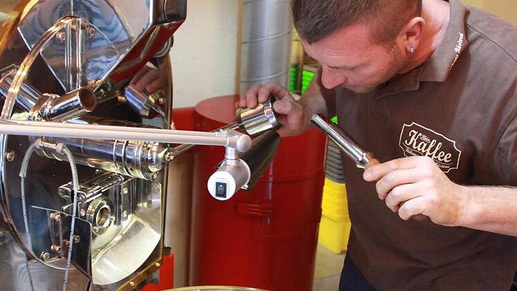Rainer Bühner ist der wohl einzige Kaffee-Röster in der Rhön. Am "Tag des Kaffees" erklärt er, wie guter Kaffee schmecken muss. Foto: Carmen Schmitt