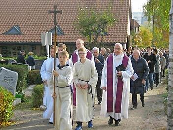 Ministranten führten den Zug über den Friedhof an. Foto: Manfred Welker