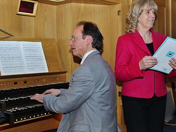 Burkard und Brigitte Ascherl an der Schuke Orgel der Herz-Jesu-Stattpfarrkirche.  Foto: Werner Vogel