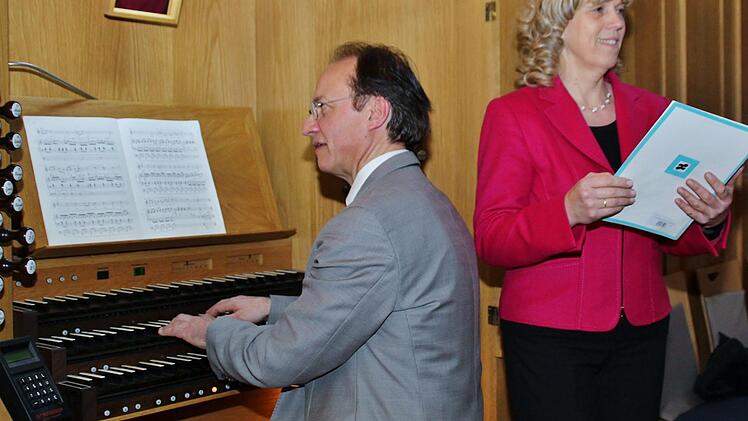 Burkard und Brigitte Ascherl an der Schuke Orgel der Herz-Jesu-Stattpfarrkirche.  Foto: Werner Vogel