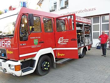 Seine Herkunft kann das Feuerwehrauto nicht verbergen: Es stammt aus Bergisch Gladbach.  Foto: Petra Malbrich