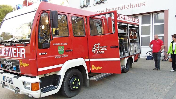 Seine Herkunft kann das Feuerwehrauto nicht verbergen: Es stammt aus Bergisch Gladbach.  Foto: Petra Malbrich