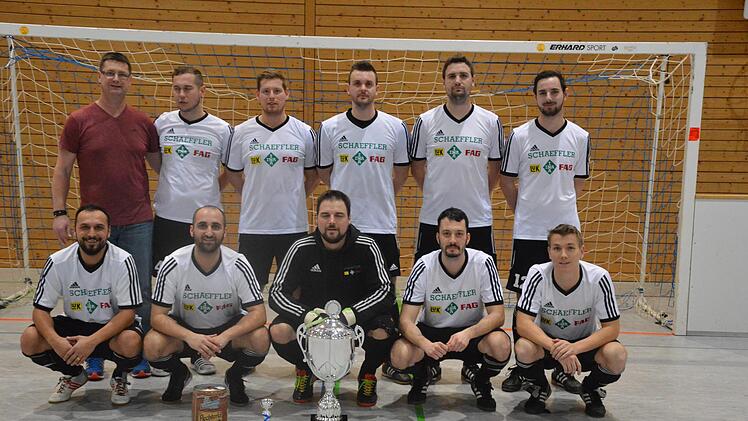 Das Siegerteam pr&auml;sentiert die soeben gewonnene Troph&auml;e; Hinten links Turnierorganisator Steffan Seidler. Foto: privat