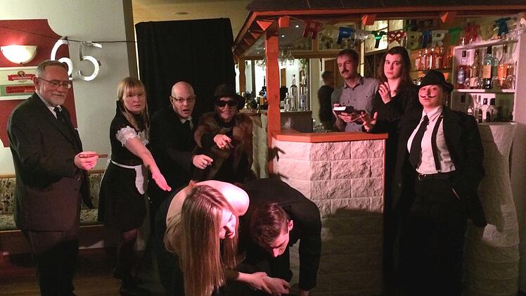 Der Alkohol zeigt bei Max (Fabian Wagner, vorn) Wirkung: Freundin Sandra (Lea Zimmermann) stützt ihn. Michael Wunder