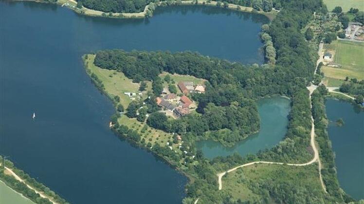 Die Kiesabbauflächen um Schloss Oberau sind heute mit Wasser gefüllt Archiv v. Dungern