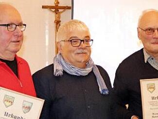 Dietmar Spath (links) und Rudi Schöpplein (rechts) erhielten den Naturschutzpreis des Haßberghauptvereins. Vorsitzender Norbert Schmucker würdigte die Leistung der beiden Stettfelder.  Foto: Roland Simon