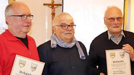 Dietmar Spath (links) und Rudi Schöpplein (rechts) erhielten den Naturschutzpreis des Haßberghauptvereins. Vorsitzender Norbert Schmucker würdigte die Leistung der beiden Stettfelder.  Foto: Roland Simon