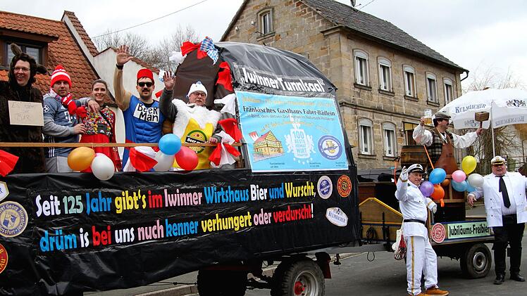 Froh über das eigene Gasthaus waren die "Ibinder".