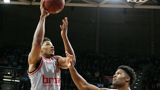 Der M&uuml;nchner Devin Booker (r.) leistet beim Wurf von Augustine Rubit keine Gegenwehr. Foto: Wolfgang Fehrmann