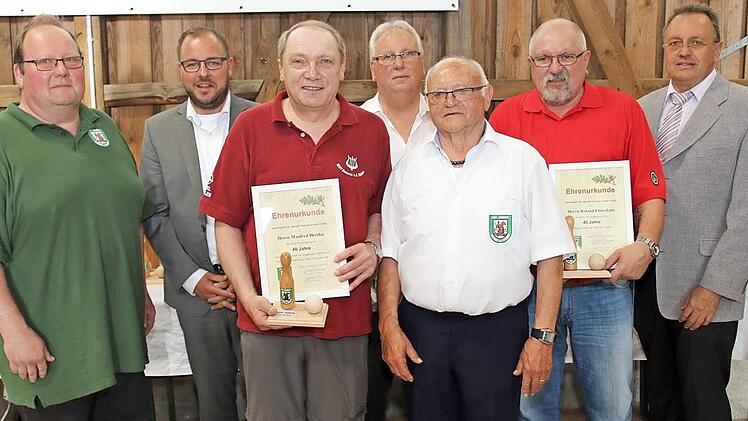 Für 40-jährige Zugehörigkeit wurden beim Festkommers besonders geehrt (von links): Sportwart Uwe Fischer, Landrat Sebastian Straubel, Manfred Hertha, Ehrenvorsitzender Albin Schmidt, Roland Florschütz und Bürgermeister Udo Siegel