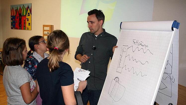 Professor Dr. Janosch Hildebrand unternahm mit den Kindern eine Reise zum Bauplan des Lebens. Foto: Sabine Nuber