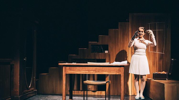 Francesca Paratore gestaltet die Titelrolle der Mono-Oper "Das Tagebuch der Anne Frank" in der Coburger Reithalle.Foto: Sebastian Buff