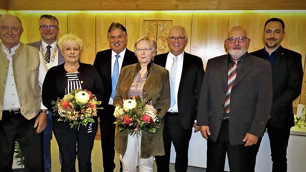 Festsitzung der Marktgemeinderates Marktschorgast (von links): Martin Greim, Bürgermeister Marc Benker, Marie-Luise Kollerer, Landrat Klaus Peter Söllner, Brigitte Müller, Hans Tischhöfer, Ottmar Popp und Markus Beck.