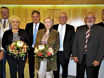 Festsitzung der Marktgemeinderates Marktschorgast (von links): Martin Greim, Bürgermeister Marc Benker, Marie-Luise Kollerer, Landrat Klaus Peter Söllner, Brigitte Müller, Hans Tischhöfer, Ottmar Popp und Markus Beck.