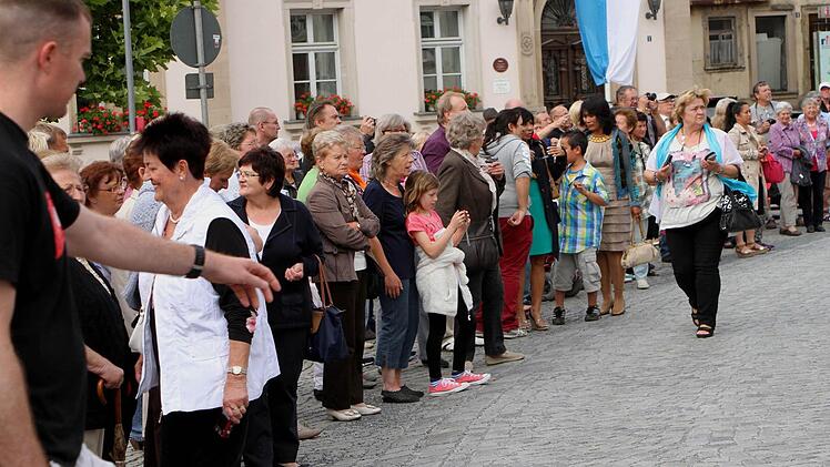 Viele Bürger säumten die Straßen und nahmen an Teil am Fest der philippinischen Mitbürger.  Foto: Günther Geiling