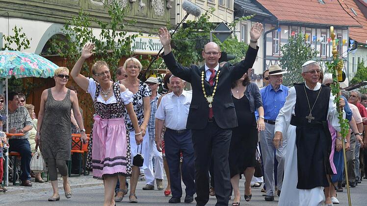 Bürgermeister Thomas Stadelmann (Mitte) führt den Zug der Ehrengäste auf dem Zeiler Altstadt-Weinfest an.  Foto: Klaus Schmitt/Archiv