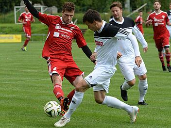Der Hollfelder Michael Fuchs (links) und Stefan Dietz liefern sich ein Duell um den Ball. Foto: Peter Mularczyk