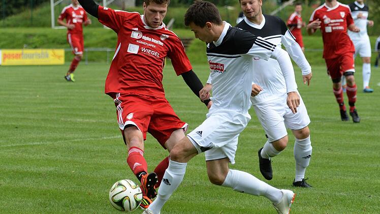 Der Hollfelder Michael Fuchs (links) und Stefan Dietz liefern sich ein Duell um den Ball. Foto: Peter Mularczyk
