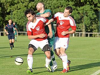 Der Neudrossenfelder Tonka wird von Pflaum und Wolfschmidt (links) gestoppt. Fotos: Peter Mularczyk