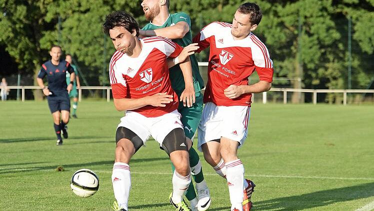 Der Neudrossenfelder Tonka wird von Pflaum und Wolfschmidt (links) gestoppt. Fotos: Peter Mularczyk
