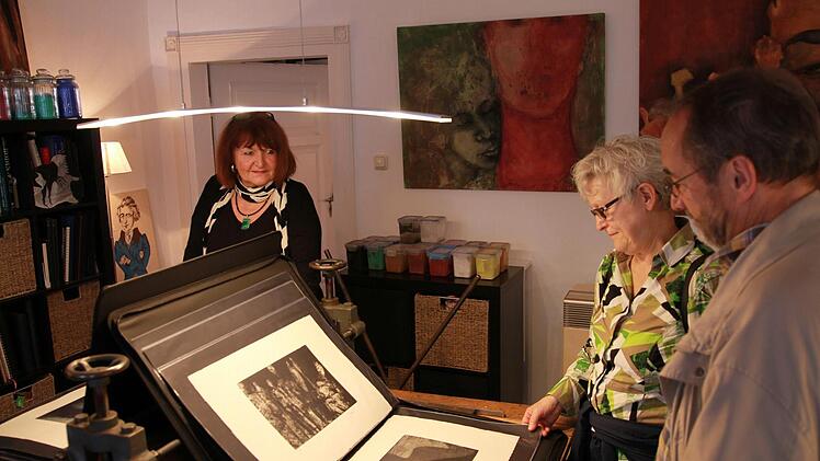 Wie Walli Bauer (links) öffneten am Wochenende zwei Dutzend andere Künstlerin Oberfranken ihre Ateliers und präsentierten ihre Werke. Foto: Stephan Großmann