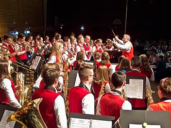 Viel Beifall erntete das Jugendorchester Rödental bei seinem Auftritt in der Franz-Goebel-Halle. Am Dirigentenpult: Gerhard Eller.Foto: Jochen Berger