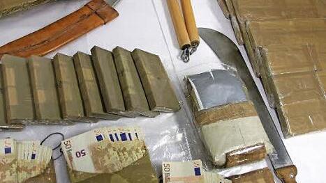 Das sichergestellte Rauschgift (Haschisch-Platten) mit "Drogengeld", Macheten, Würgehölzern und Drogen-Utensilien  Foto: Klaus Schmitt