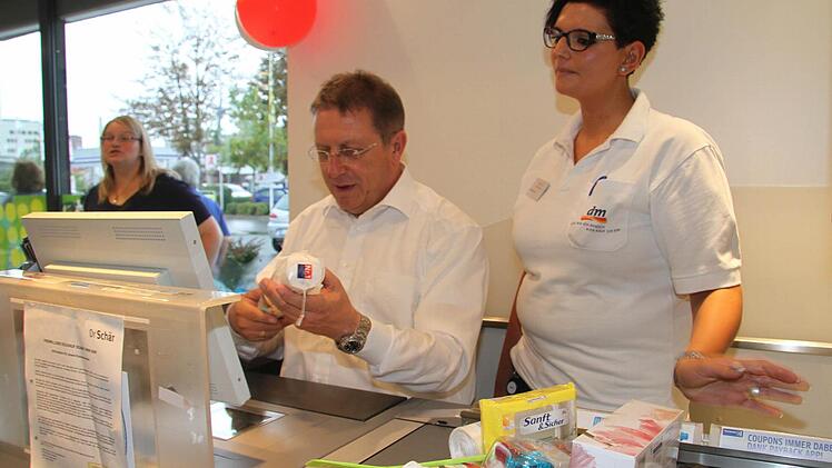 Filialleiterin Nadine Litt vom dm-Markt stand natürlich hinter dem Oberbürgermeister und half im Fall eines Falles weiter.