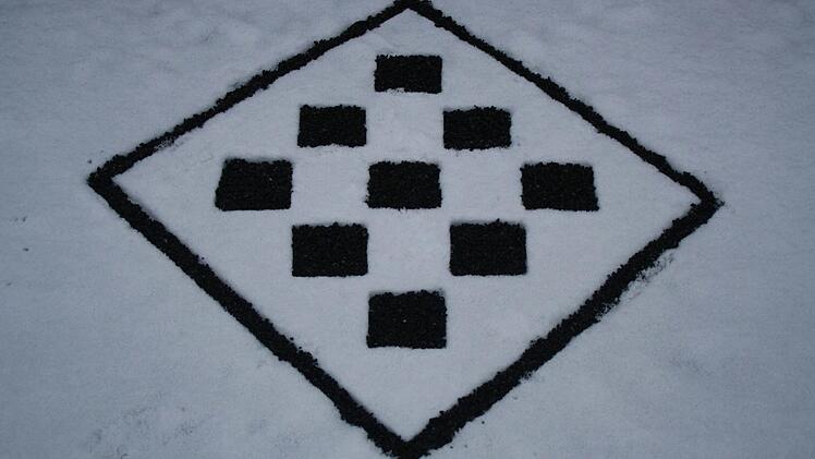 "Quadratzahl" - aus Basaltsplitt im Schnee Foto: Hubert Kolling
