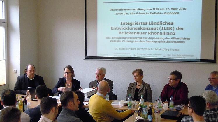 Jörg Franke und Sabine Müller-Herbst (von links) von "Baader-Konzept" stellten in Zeitlofs das Ilek-Konzept vor.  Foto: Julia Raab