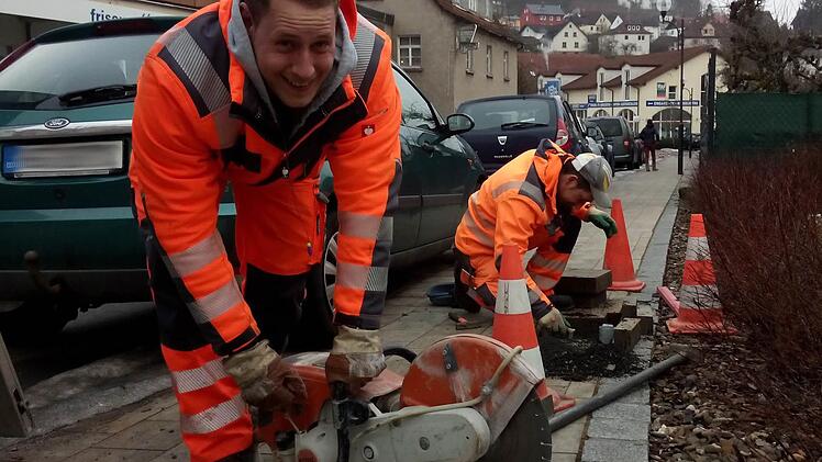 Am Dienstag setzte der Bauhof die Verankerung für die Halteverbotsschilder in den Gehweg. Foto: Ulrike Müller