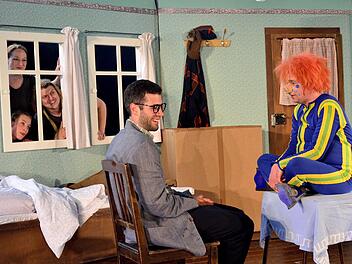Herr Taschenbier (Benjamin Wilke) und das Sams (Philipp Locher) haben sich endlich angefreundet - und sie werden dabei durchs Fenster beobachtet von den drei Erzählern (von oben nach unten) Iris Faber, Franz-Xaver Zeller und Franziska Theiner).  Foto: Sebastian Worch