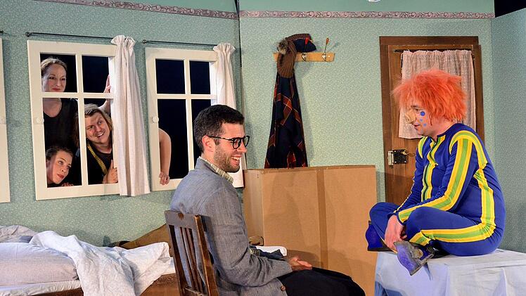 Herr Taschenbier (Benjamin Wilke) und das Sams (Philipp Locher) haben sich endlich angefreundet - und sie werden dabei durchs Fenster beobachtet von den drei Erzählern (von oben nach unten) Iris Faber, Franz-Xaver Zeller und Franziska Theiner).  Foto: Sebastian Worch