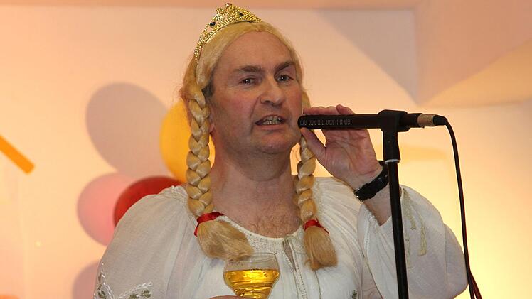 Als "Weinprinzessin Appolonia XVII." trat Martin Wasser in die Bütt.Günther Geiling