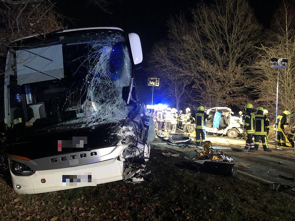 B26 bei Stockstadt: Kleintransporter kollidiert mit Reisebus –  mehrere Verletzte