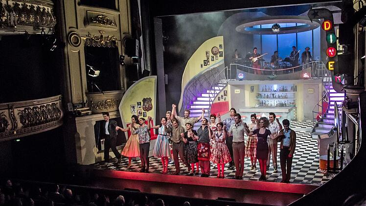 "A Spider Murphy Story": Tosenden Applaus gab es bei der Wiederaufnahme-Premiere des Rock'n'Roll-Musicals im Coburger Landestheater.Foto: Jochen Berger