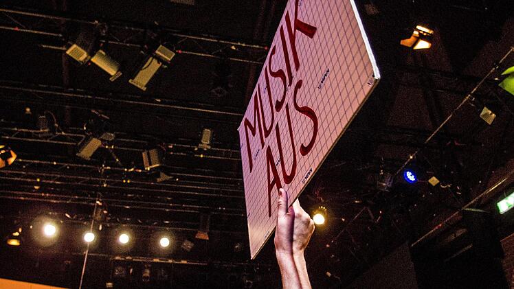Turbulentes Bühnenvergnügen: "Selfies einer Utopie" mit Eva Marianne Berger, Alexandra Weis und Thomas Kaschel in der Coburger Reithalle.Foto: Jochen Berger