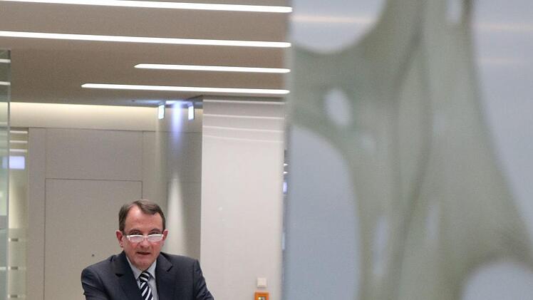 Mit den Arbeiten von Monika Ortmann beschäftigte sich der Kunsthistoriker Matthias Liebel bei der Vernissage in der Sparkasse.