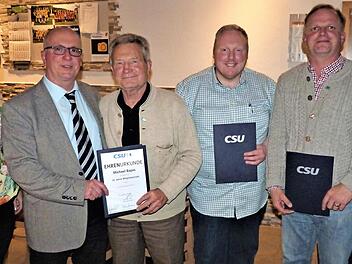 Der stellvertretende CSU-Kreisvorsitzender Frank Wilzok ehrte Michael Bajon und Wolfgang Wippenbeck für 25 Jahre sowie Stefan Ott für zehn Jahre Treue. Im Bild (von links) die stellvertretende CSU-Ortsvorsitzende Melanie Schieber, Ortsvorsitzender Stephan Heckel-Michel, Michael Bajon, Stefan Ott, Wolfgang Wippenbeck und Frank Wilzok Foto: Werner Reißaus