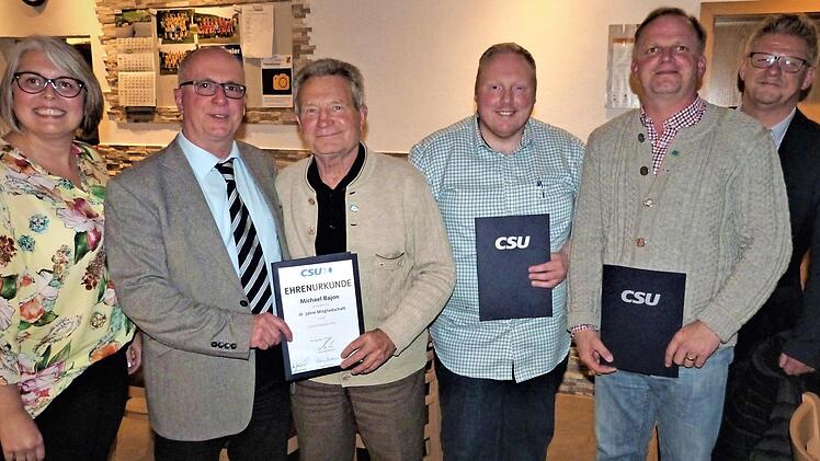 Der stellvertretende CSU-Kreisvorsitzender Frank Wilzok ehrte Michael Bajon und Wolfgang Wippenbeck für 25 Jahre sowie Stefan Ott für zehn Jahre Treue. Im Bild (von links) die stellvertretende CSU-Ortsvorsitzende Melanie Schieber, Ortsvorsitzender Stephan Heckel-Michel, Michael Bajon, Stefan Ott, Wolfgang Wippenbeck und Frank Wilzok Foto: Werner Reißaus