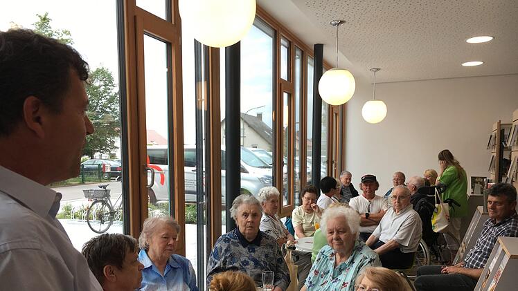 Bei der Eröffnung der Seniorenbücherei in OberhaidFoto: Anette Schreiber