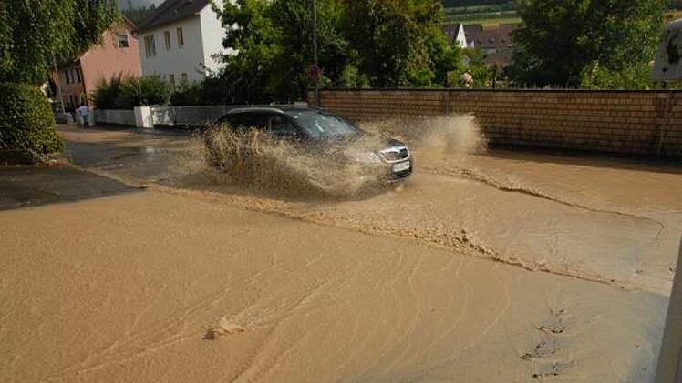 Das Wasser aus dem Mesnergraben überschwemmt die Dorfhauser Straße. Foto: privat