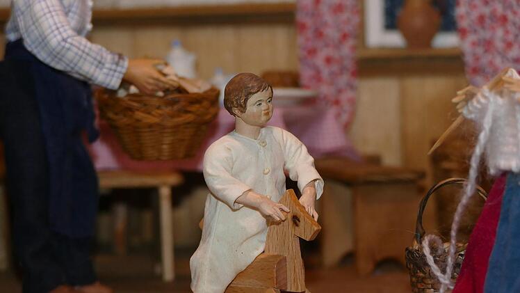 Ein liebevolles Detail: Das Christkind auf einem Schaukelpferd. Foto: Marion Krüger-Hundrup