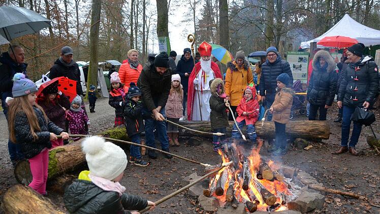 Stockbrotbacken - da wurden trotz Regen Magen und Hände wieder warm, und wenn der Nikolaus da auch noch zusieht, kann nichts anbrennen. Foto: Peter Rauch