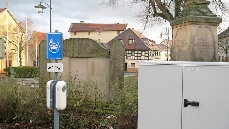 Die beiden E-Lades&auml;ulen m&uuml;ssen in Reckendorf stillgelegt werden, weil keine Eichung erfolgen kann.  Foto: Adelheid Waschka