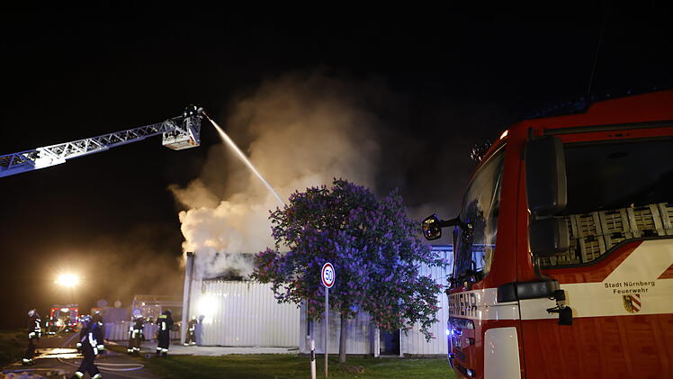 Lagerhalle stand im Vollbrand