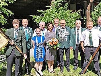 Fahnenträger Simon Schweiger, Vorsitzender Ronald Meisel, Jugendschützenkönigin Emely Reinhard, Ehrenvorsitzender Gerhard Neugebauer, Pfarrerin Karin Scheler, Dritter Bürgermeister Ralf Hartnack, Schützenkönig Thomas Schödel, Zweiter Vorsitzender ...